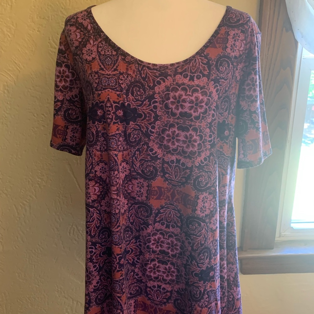 EUC LulaRoe T-shirt. Shirt is perfect with jeans or leggings.
